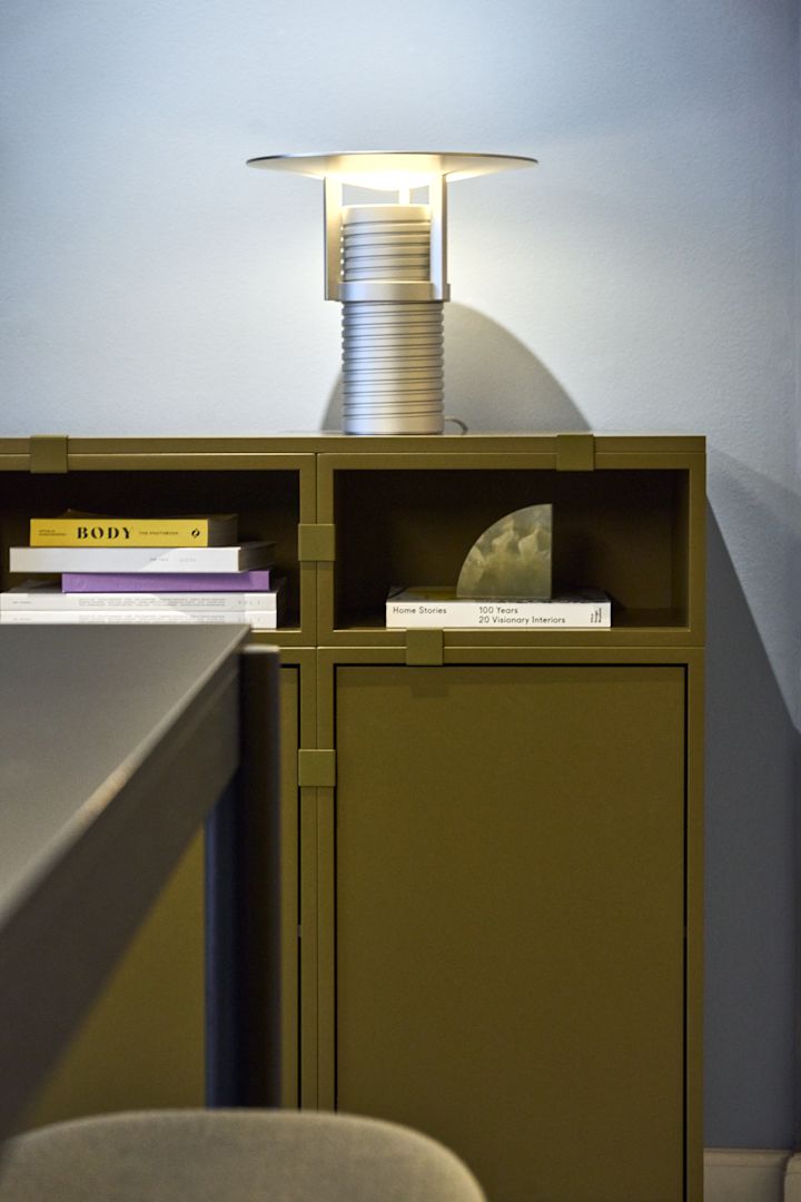 Olijfgroen is een van de kleurentrends voor ons interieur in 2025. Hier zie je de stapelkast van Muuto in olijfgroen.