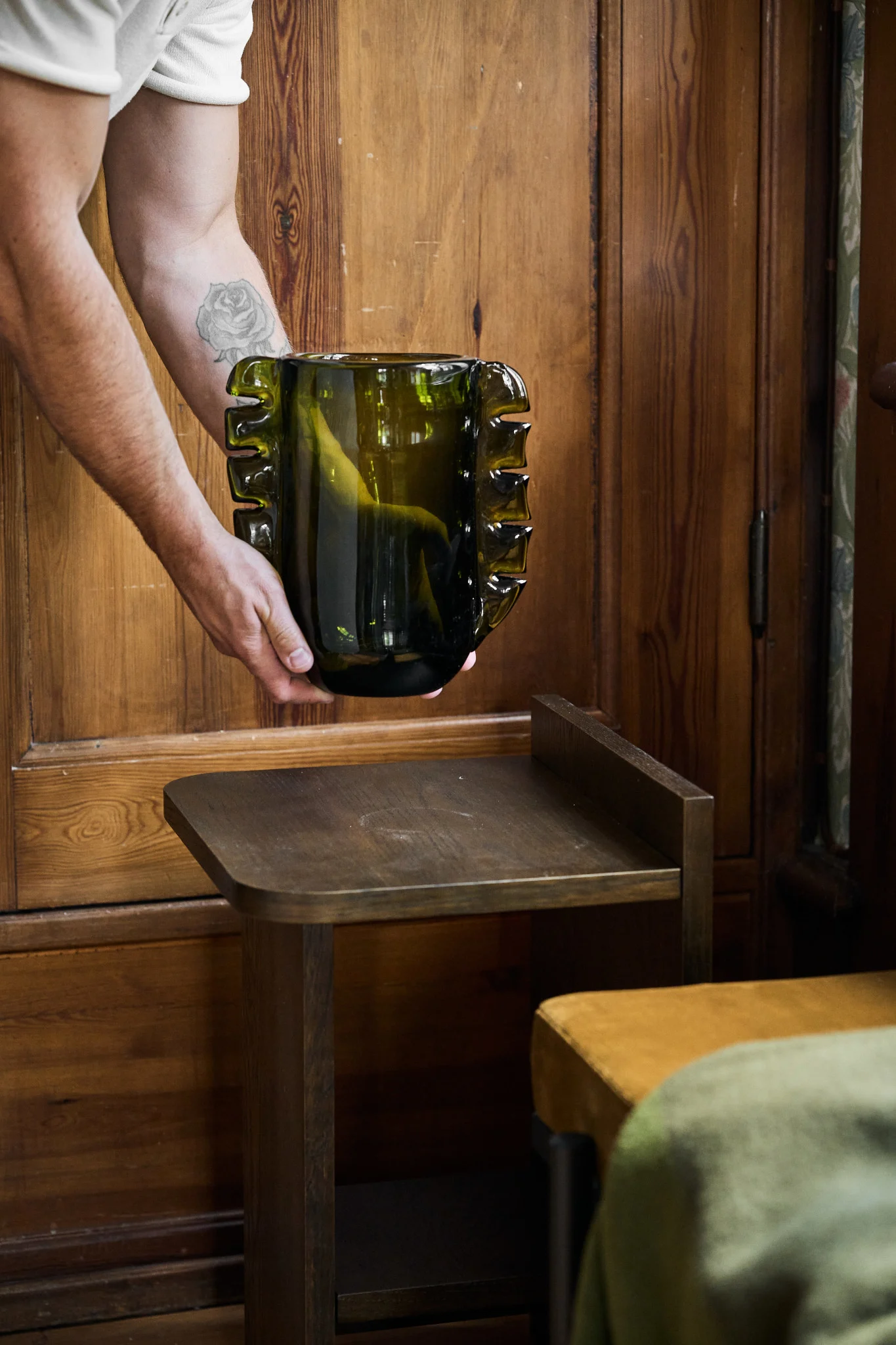 Olijfgroen is een van de kleurentrends voor ons interieur in 2025. Hier zie je de stapelkast van Muuto in olijfgroen.