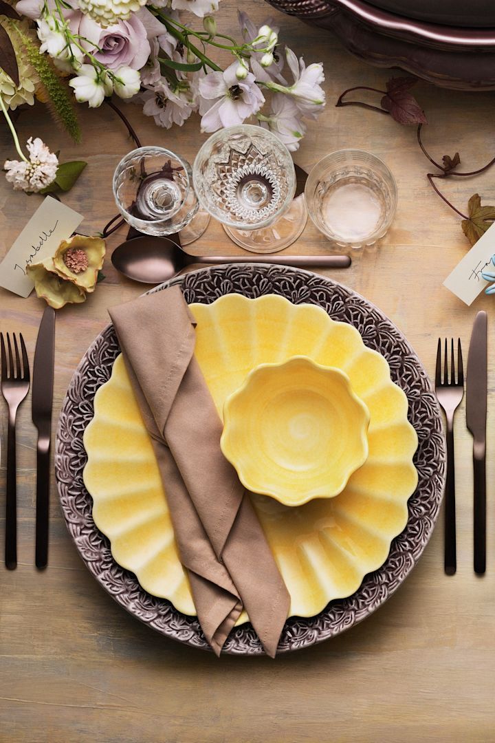 Een gedekte tafel met geel servies uit de Oyster collectie van Mateus.