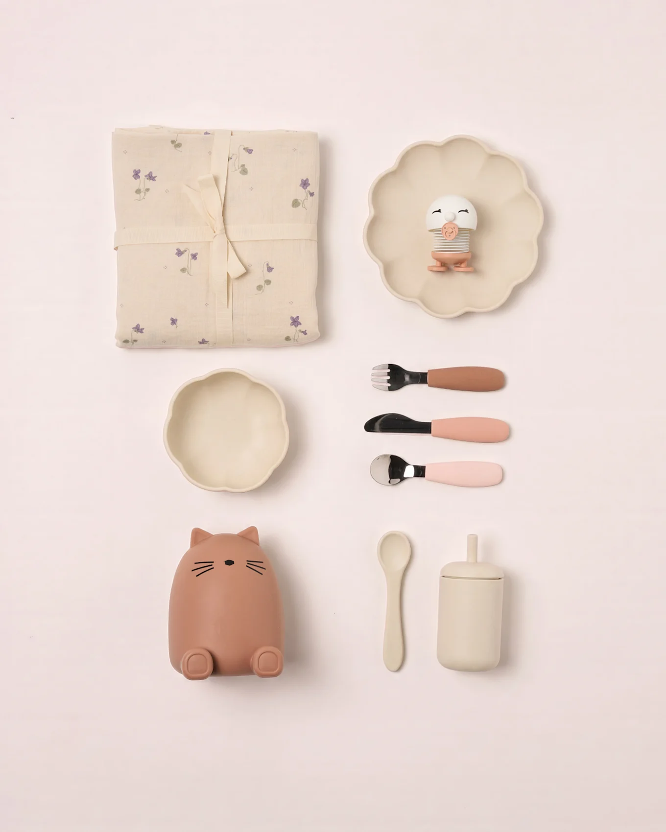 Babyset: bloemendeken, geschulpte bord met vogeltje, kom, kattenbakje, bestek, lepel en beker met deksel.