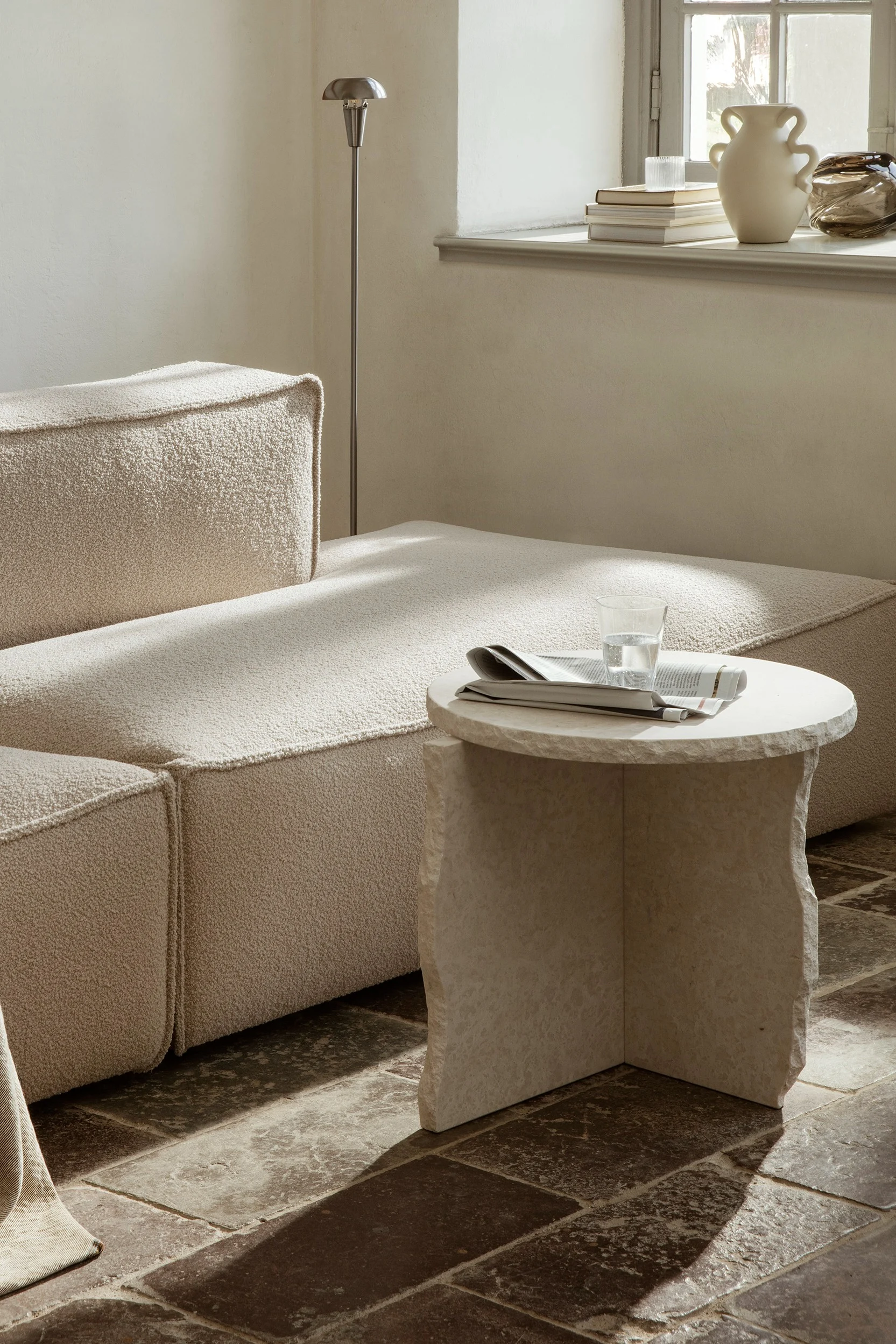 Mineral Sculptural bijzettafel in marmer van Ferm Living.