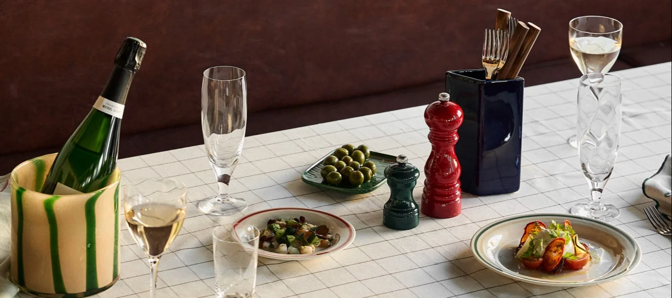 Ontdek welk bierglas bij welk bier past:  Hier zie je een verzameling wijn- en bierglazen van Kosta Boda.