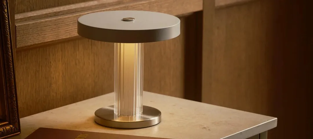 Plan de verlichting in je huis met onze toptips. Hier zie je een kinderslaapkamer met meerdere lichtbronnen, zoals een lichtsnoer, een tafellamp en een staande lamp.