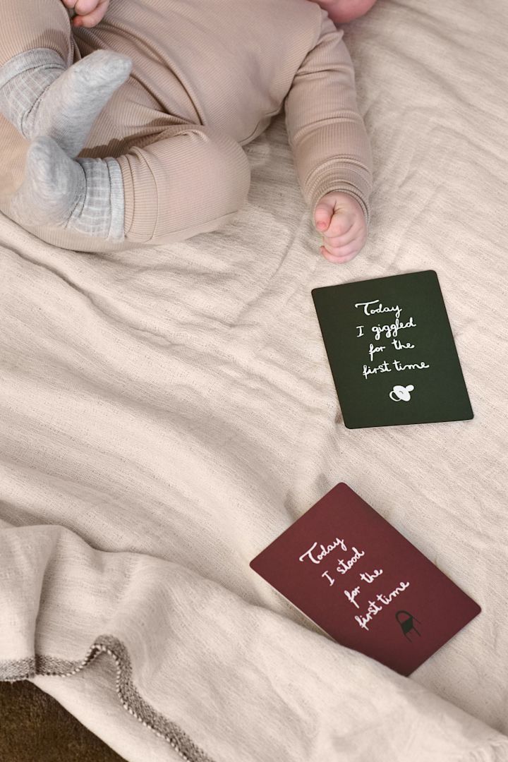 Met de Memory Box van Ferm Living kunnen de kersverse ouders herinneringen aan de eerste levensjaren en -maanden van hun baby verzamelen, waardoor het een perfect cadeau voor een babyshower is.