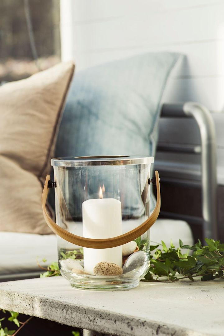 Verlicht je buitentafel met lantaarns en windlichten voor buiten, bijvoorbeeld met de Nature lantaarn met handvat van Sagaform!