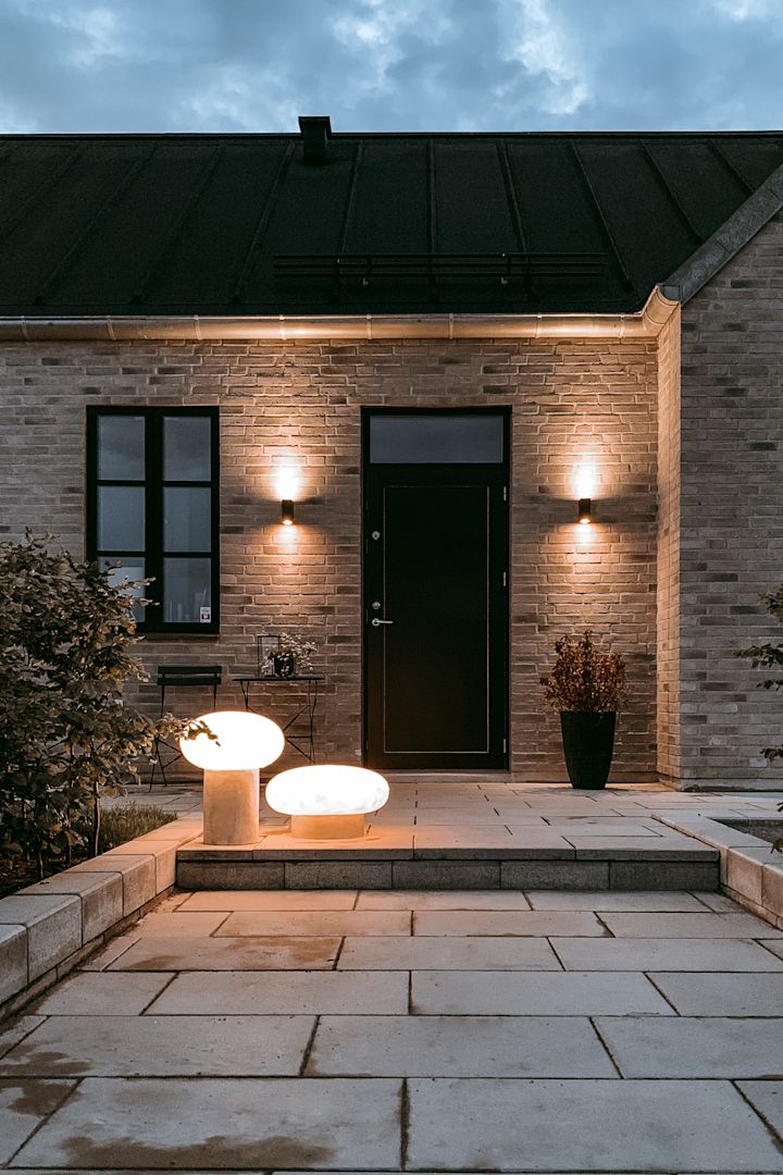Een entree verlicht met de Umfors staande lampen van Globen Lighting in twee maten.