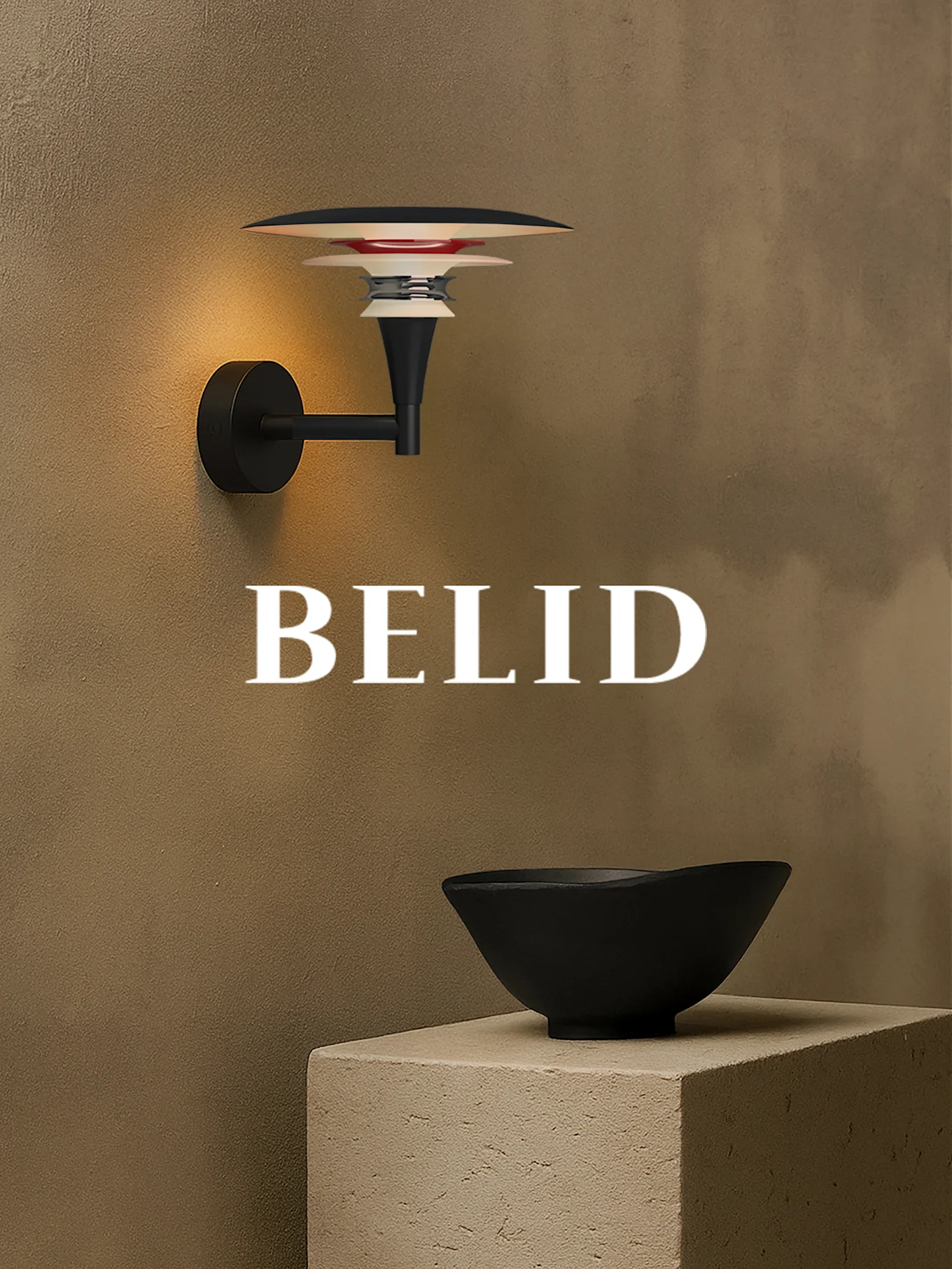 Wandlamp met gelaagde kappen verlicht getextureerde bruine muur. Zwarte kom op betonblok. 'BELID' tekst.