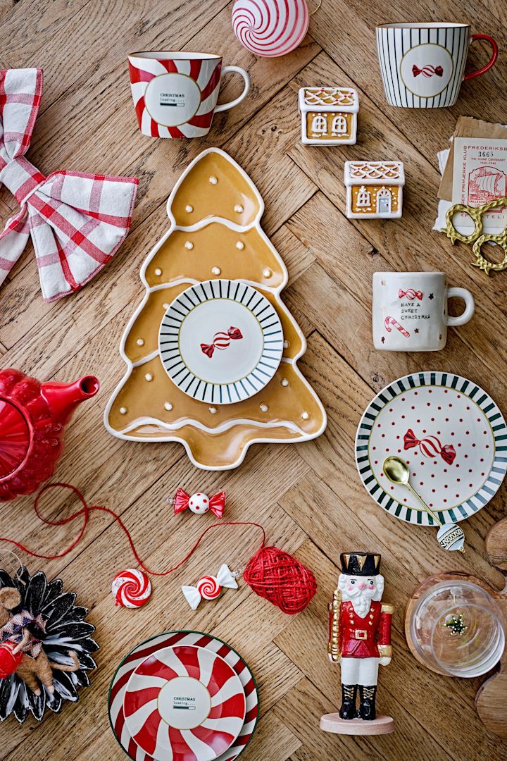 Kersttafel: Een tafel gedekt met kerstservies van Bloomingville, waaronder de Ginnie- en Yule-borden.
