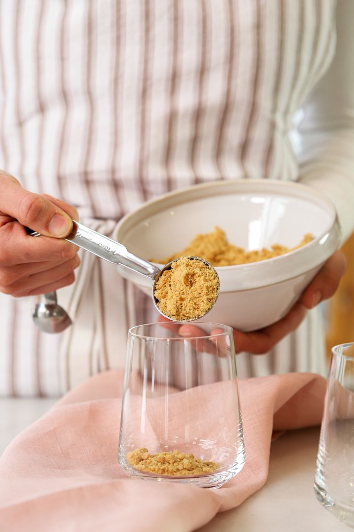 Baka med Frida voor het nieuwe jaar - 3 feestelijke chocoladedesserts. Hier zie je De Buyer maatset en Iittala Essence drinkglas.
