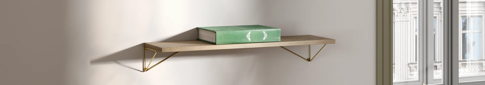 Een groen boek rust op een houten plank met gouden beugels, verlicht door natuurlijk licht bij een raam.