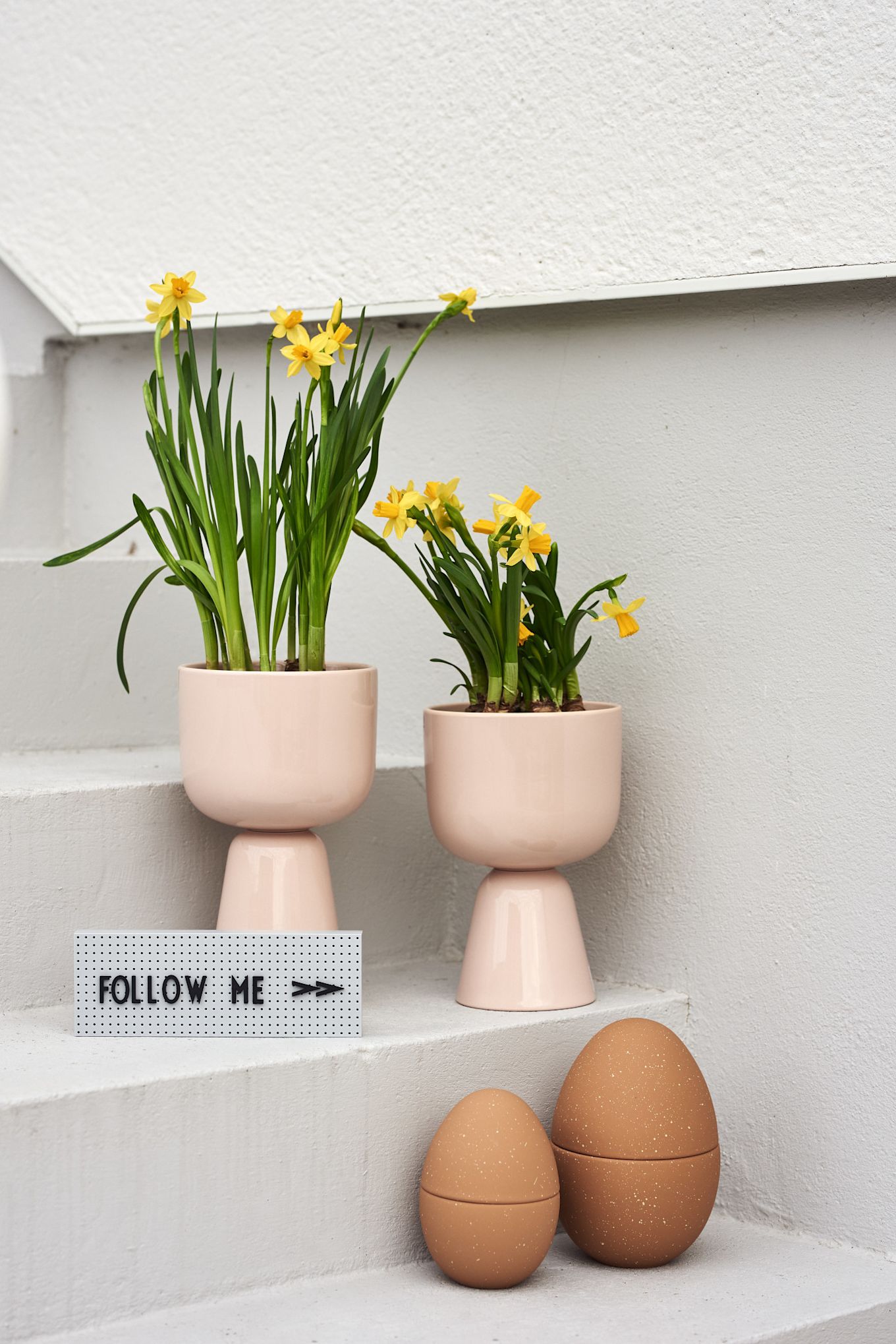 Paasdecoratie: Hier zie je lentebloemen in een Nappula bloempot van Iittala naast de bonbonnière schaal van Cooee Design en het Design Letters letterbord.