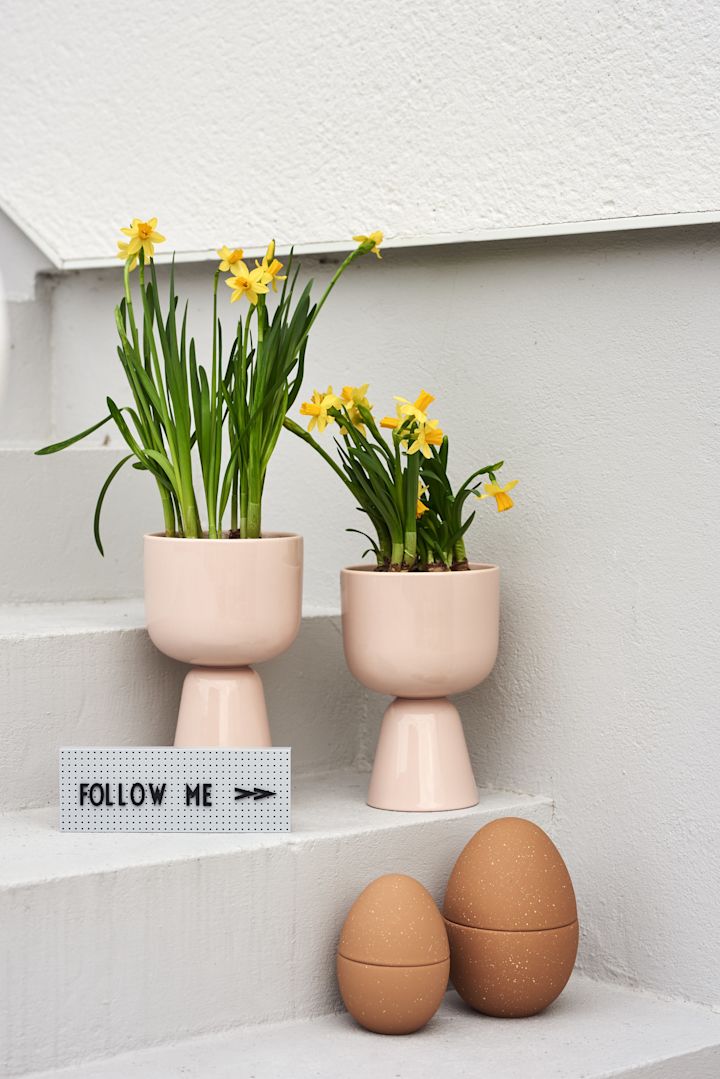 Paasdecoratie: Hier zie je lentebloemen in een Nappula bloempot van Iittala naast de bonbonnière schaal van Cooee Design en het Design Letters letterbord.