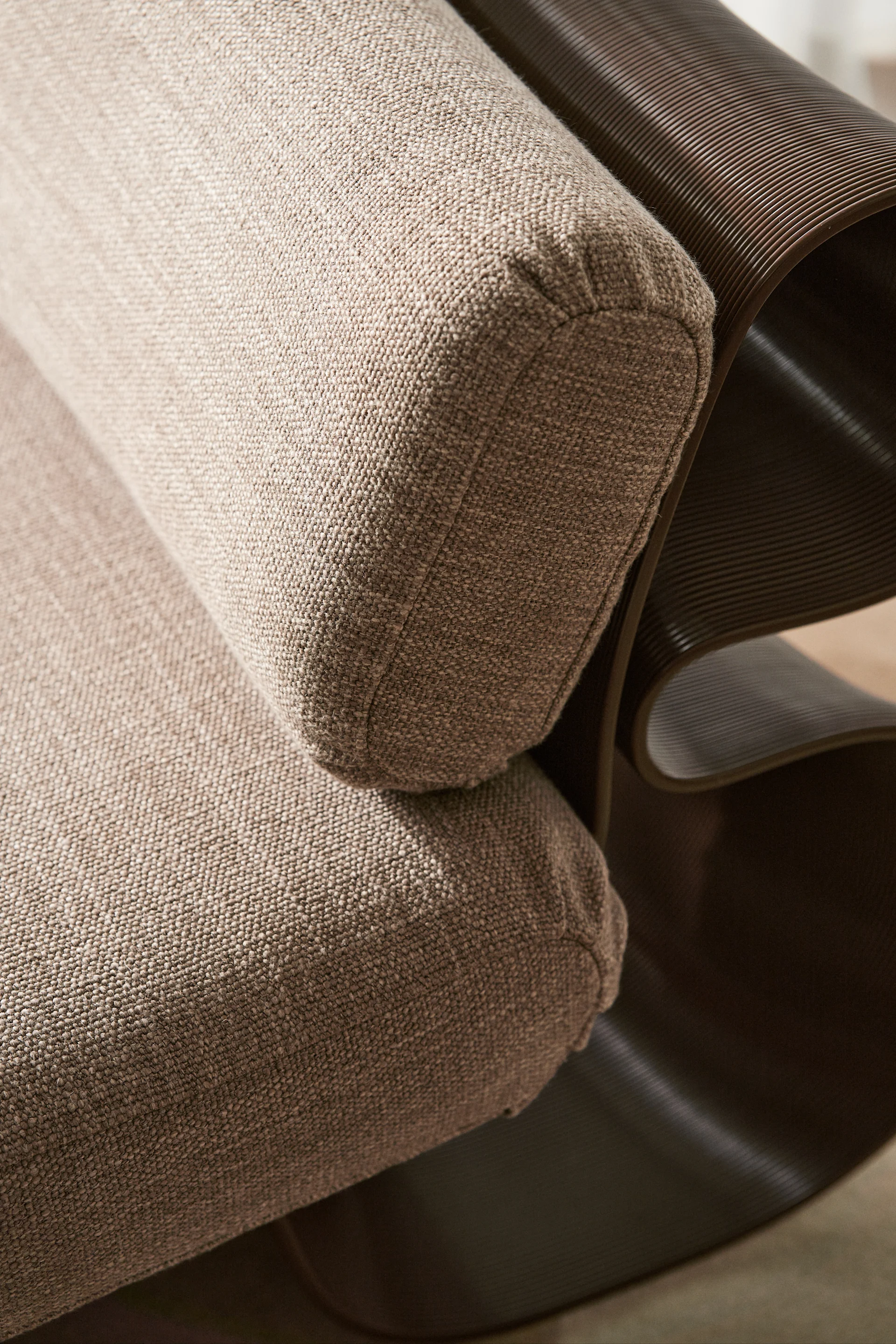 Hier zie je de 3D geprinte Eel lounge chair, in close-up.