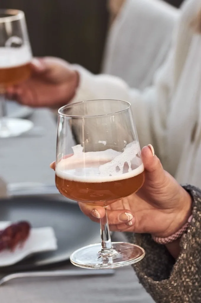 Ontdek welk bierglas bij welk bier past:  Hier zie je de Essence bierglazen van Iittala, die perfect zijn voor ale.