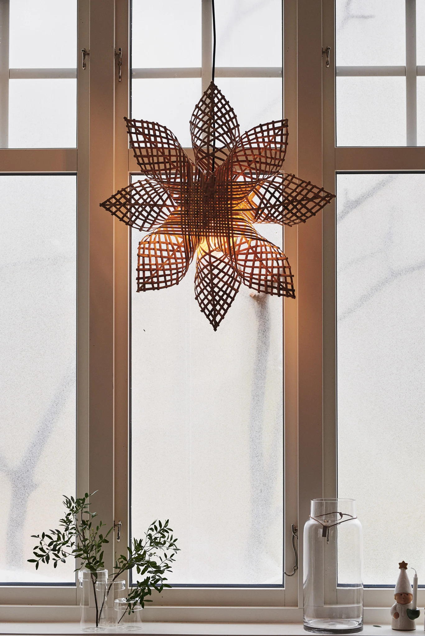 Decoreer met traditionele Scandinavische kerstdecoraties - De Snöblomma kerstster van papier van Watt & Veke is een van de favoriete kerstdecoraties hier in Scandinavië.