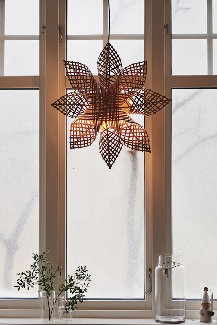 Decoreer met traditionele Scandinavische kerstdecoraties - De Snöblomma kerstster van papier van Watt & Veke is een van de favoriete kerstdecoraties hier in Scandinavië.
