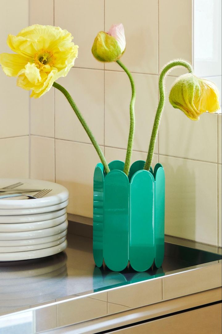 Teal is de perfecte accentkleur in de interieurtrends 2025, hier zie je de Arc vaas van HAY. 