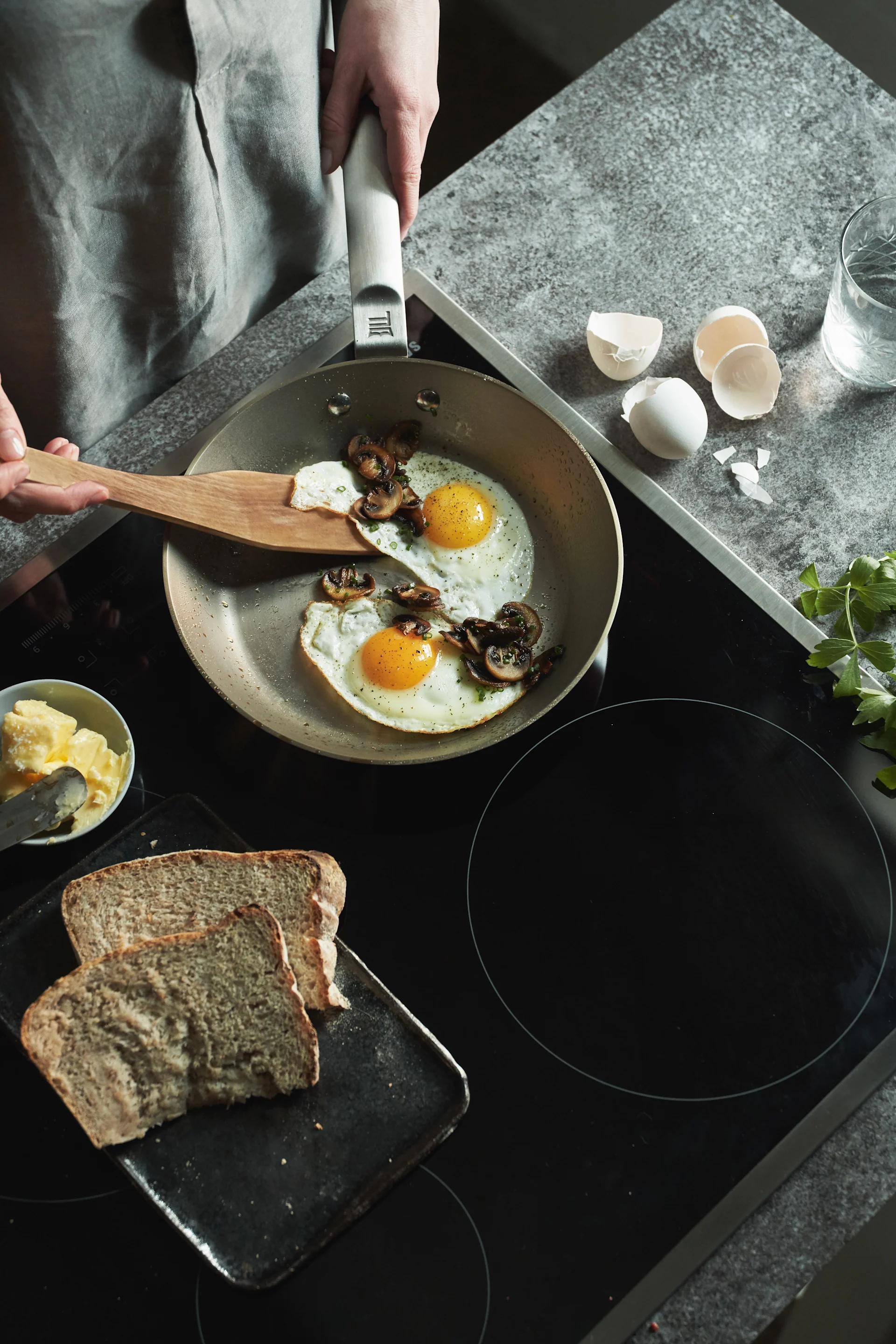 De Fiskars Norden koekenpan van roestvrij staal is perfect voor het bakken van eieren en is gemakkelijk schoon te maken met afwasmiddel.