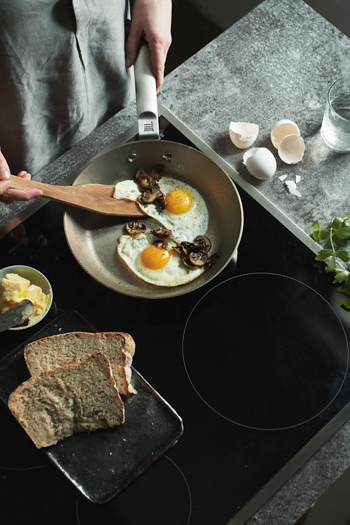 De Fiskars Norden koekenpan van roestvrij staal is perfect voor het bakken van eieren en is gemakkelijk schoon te maken met afwasmiddel.