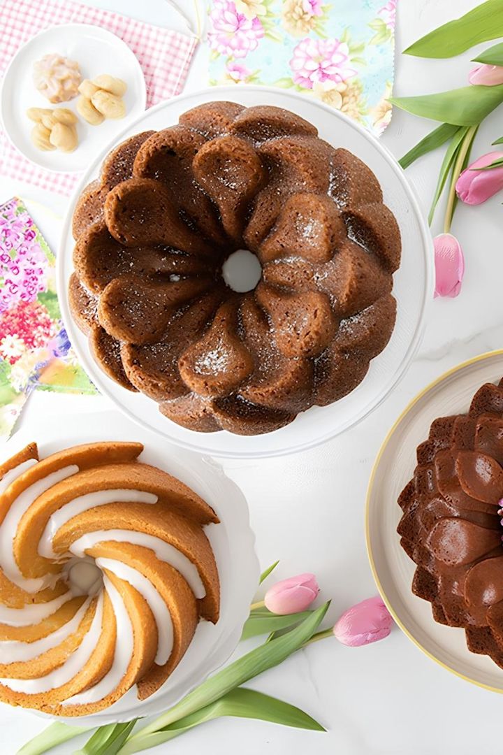 Met de bakvormen van Nordic Ware, hier de heritage bundt en de magnolia bundt bakvorm, tover je in een handomdraai mooie taarten op tafel voor Pasen.