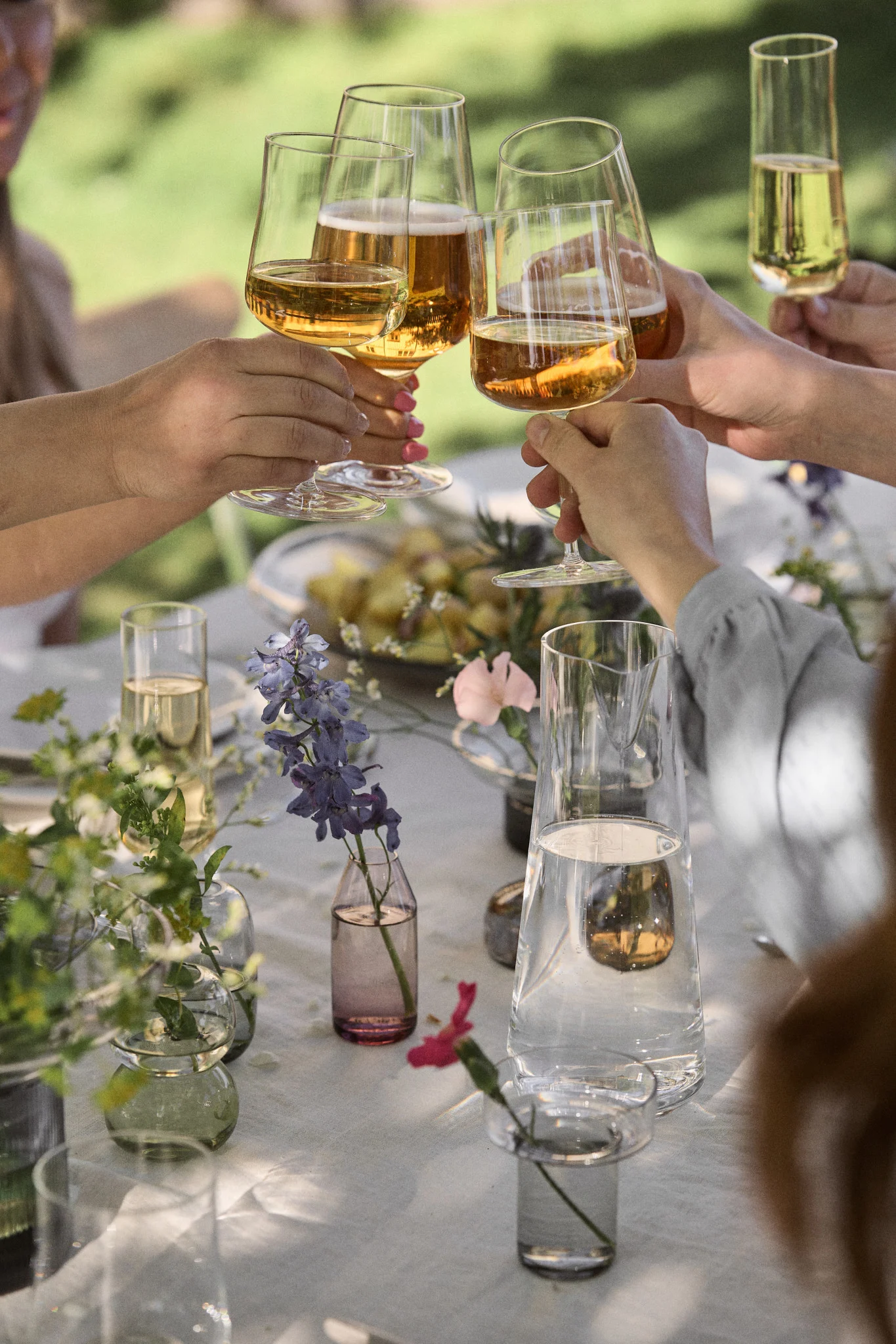Geniet van de midzomer op Zweedse wijze en neem een shotje uit het Line snaps-glas van Kosta Boda.