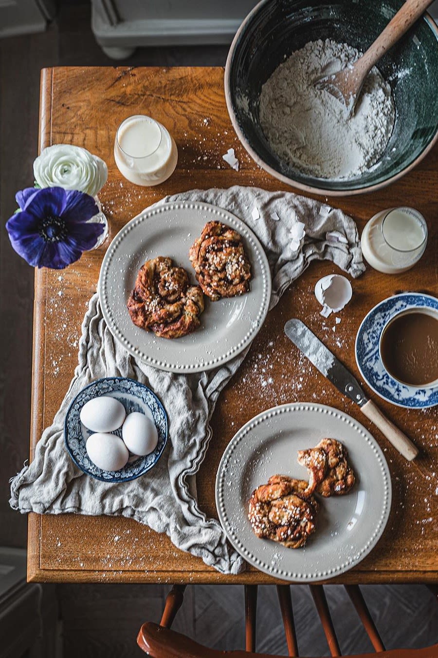 Boho en andere interieurstijlen: Hier zie je de rustieke keukentafel met talloze blauwtinten van de Zweedse influencer @hannesmauritzon.