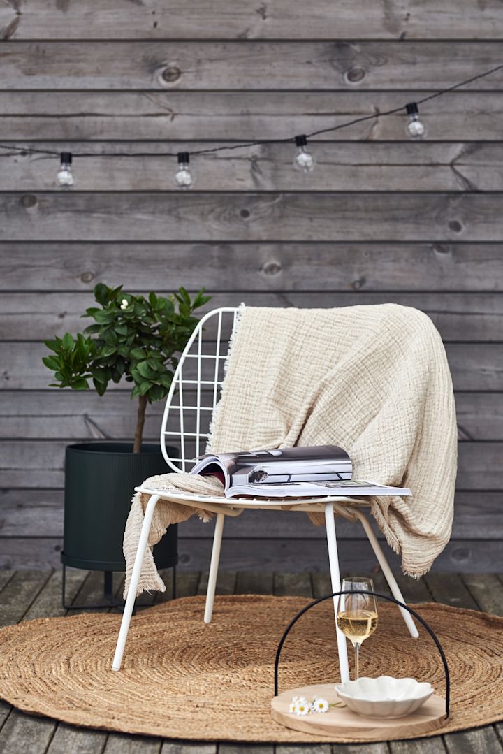 Vloerkleed voor buiten: richt een gezellig hoekje in op het terras en leg het jute vloerkleed van Ferm Living onder de stoel.