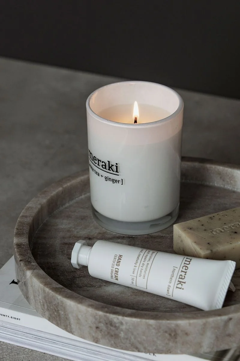 Valentijnsdag thuis - Neem samen een ontspannend bad en steek kaarsen aan, bijvoorbeeld van Meraki.