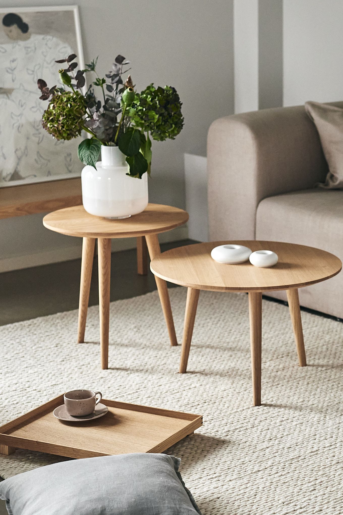 Creëer een gezellige hygge woonkamer met natuurlijke elementen. Hier zie je de &tradition houten salontafels genaamd In Between. 