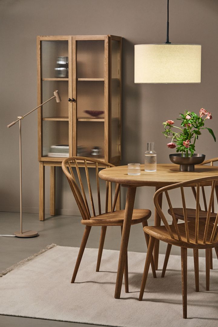 Hier zie je de Soft hanglamp en de Cato vloerlamp in nougat in een eetkamer.