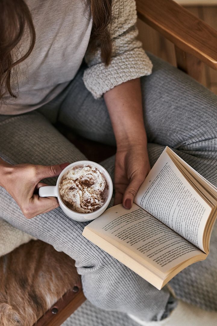 Scandinavische lifestyle dingen om deze winter te proberen - een boek lezen bij het vuur met de Fossil mok van Scandi Living. 