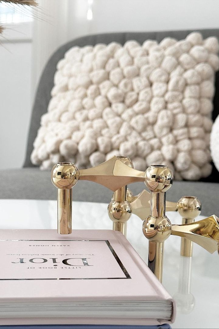 Boho en andere inrichtingsstijlen: Voor de luxe Scandinavische inrichtingsstijl kies je voor gouden elementen, bijvoorbeeld in de vorm van de Stoff Nagel kaarsenhouder, hier te zien op Instagram van atikas_blog.
