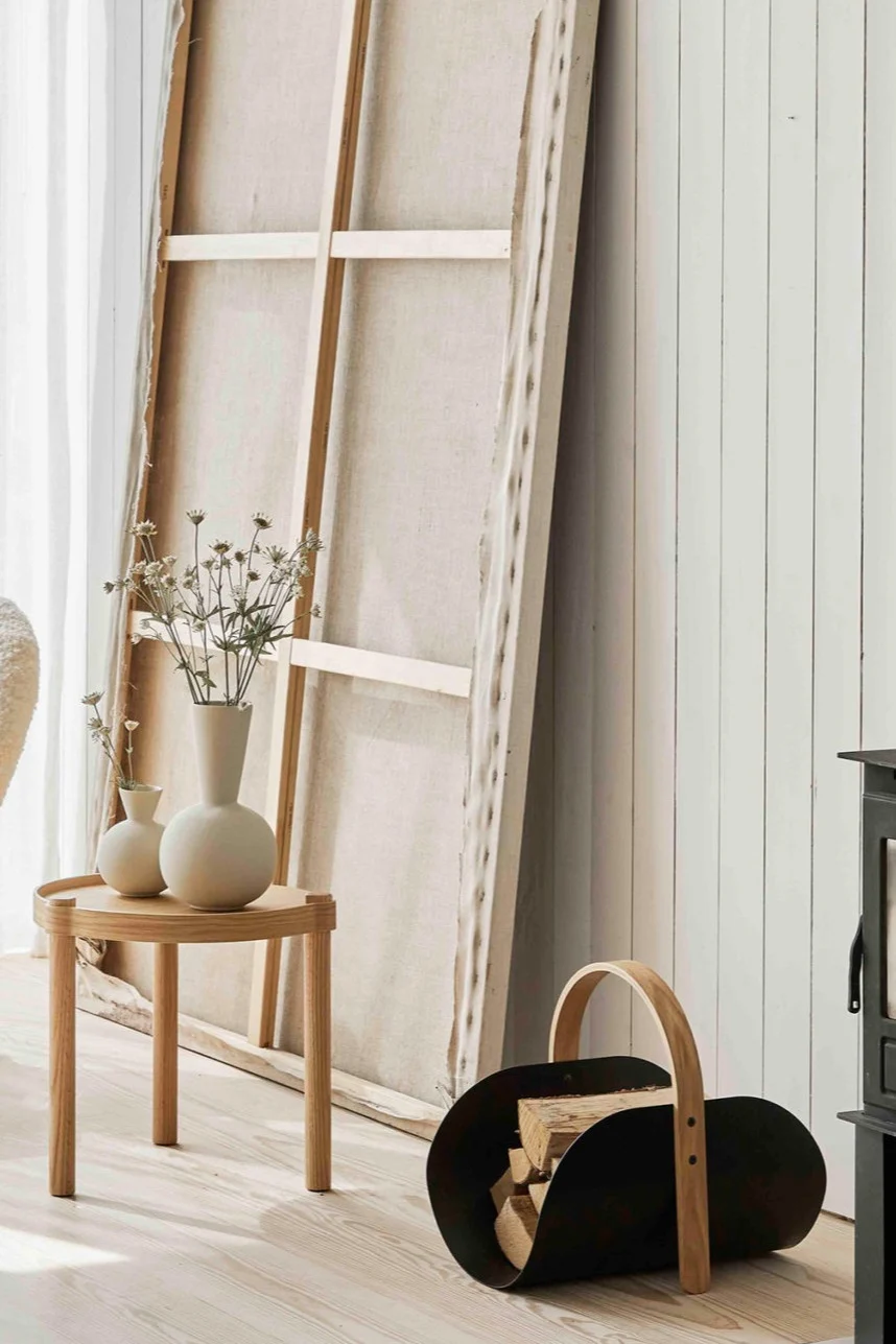 Twee van de Trumpet vazen op een Woody tafel, naast de Woody haardhoutmand, allemaal van Cooee Design.