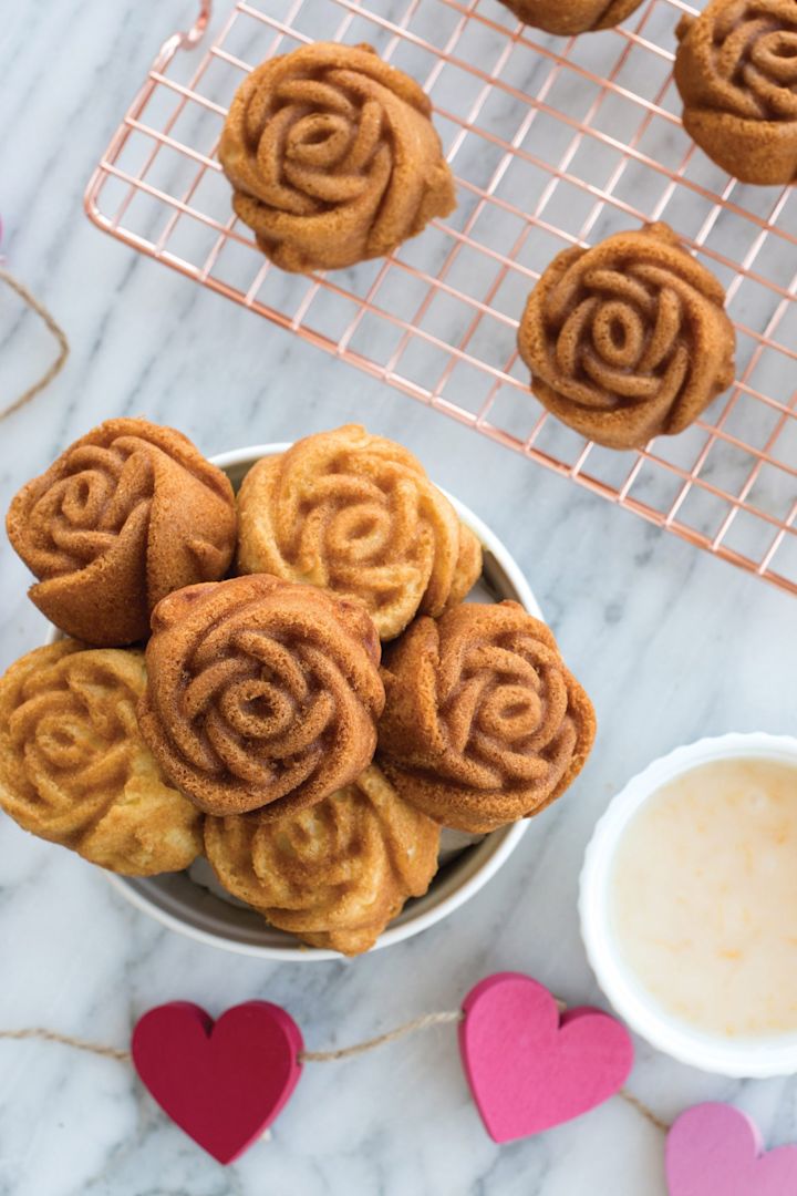 Valentijnsdag thuis - Bak roosvormige cakejes voor je geliefde voor Valentijnsdag, bijvoorbeeld met de Rosebud cakevorm van Nordic Ware.