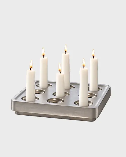 Een rechthoekige metalen kandelaar met zes brandende witte kaarsen.