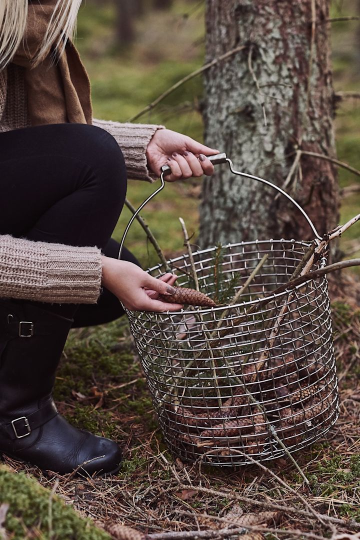 Scandinavische lifestyle voor deze winter - paddenstoelen plukken in het bos met de Korbo mand. 