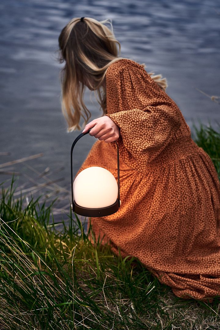 Een LED-lantaarn van Menu is geweldig om mee te nemen op een Glamping als het donker wordt. 