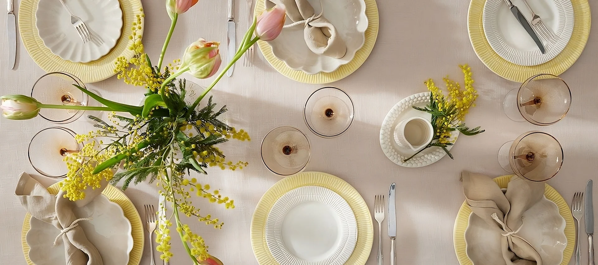 Een kleurrijke tafeldecoratie voor Pasen, bestaande uit Stripes borden van Mateus, glazen van Byon en servetten van Scandi Living.