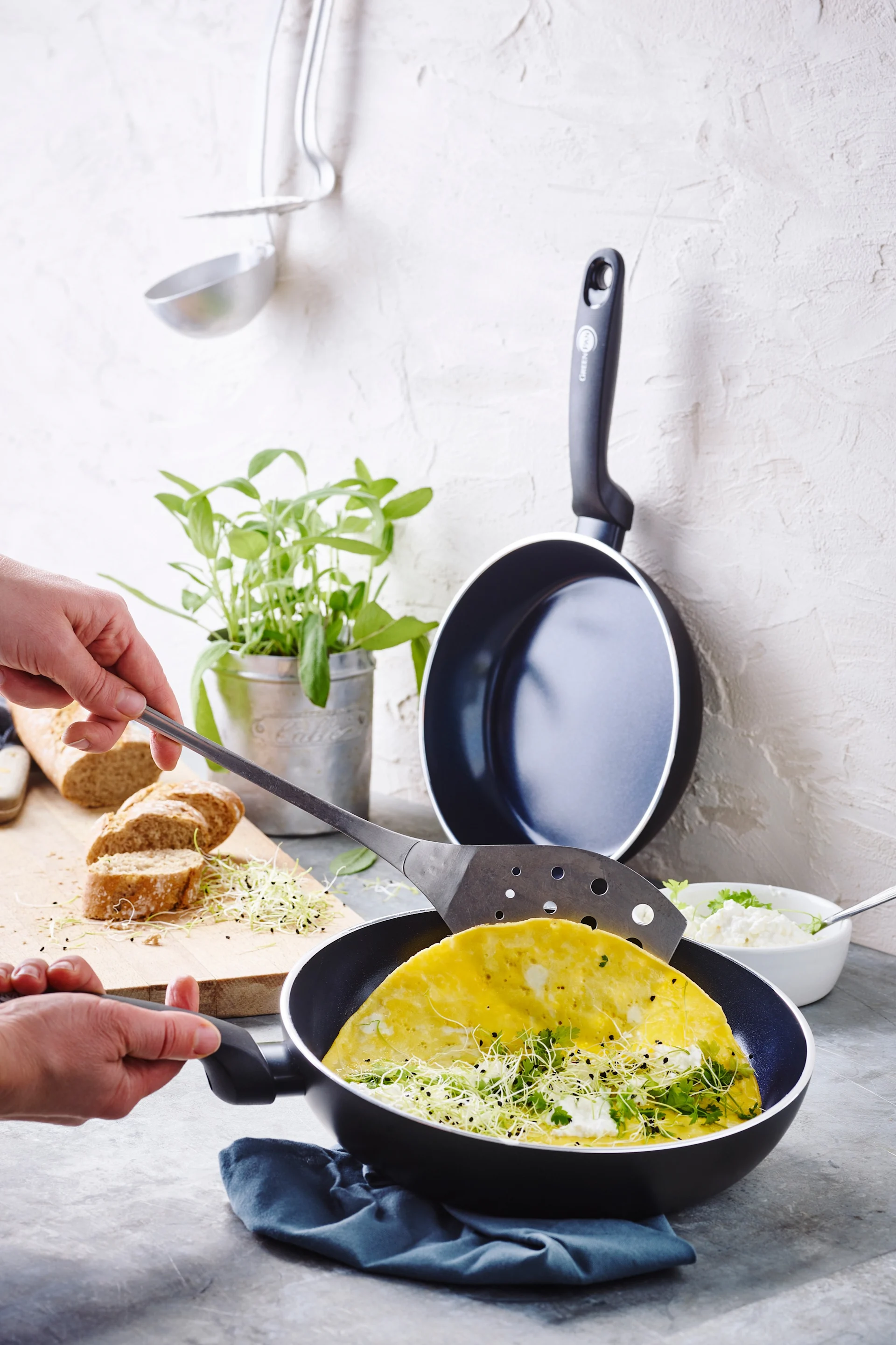 Een omelet wordt gemaakt in de Torino pannenset met antiaanbaklaag van GreenPan.