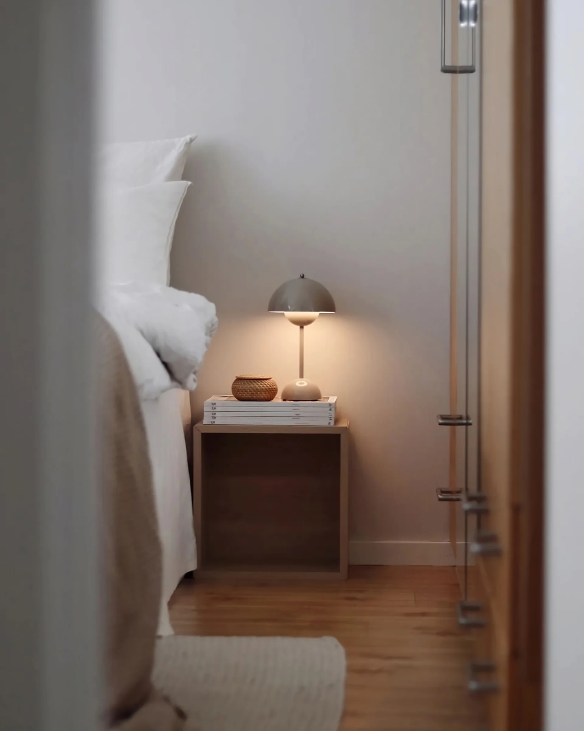 Hier zie je de moderne Flowerpot tafellamp van &Tradition in grijs in het Hemmahosfalk huis. 