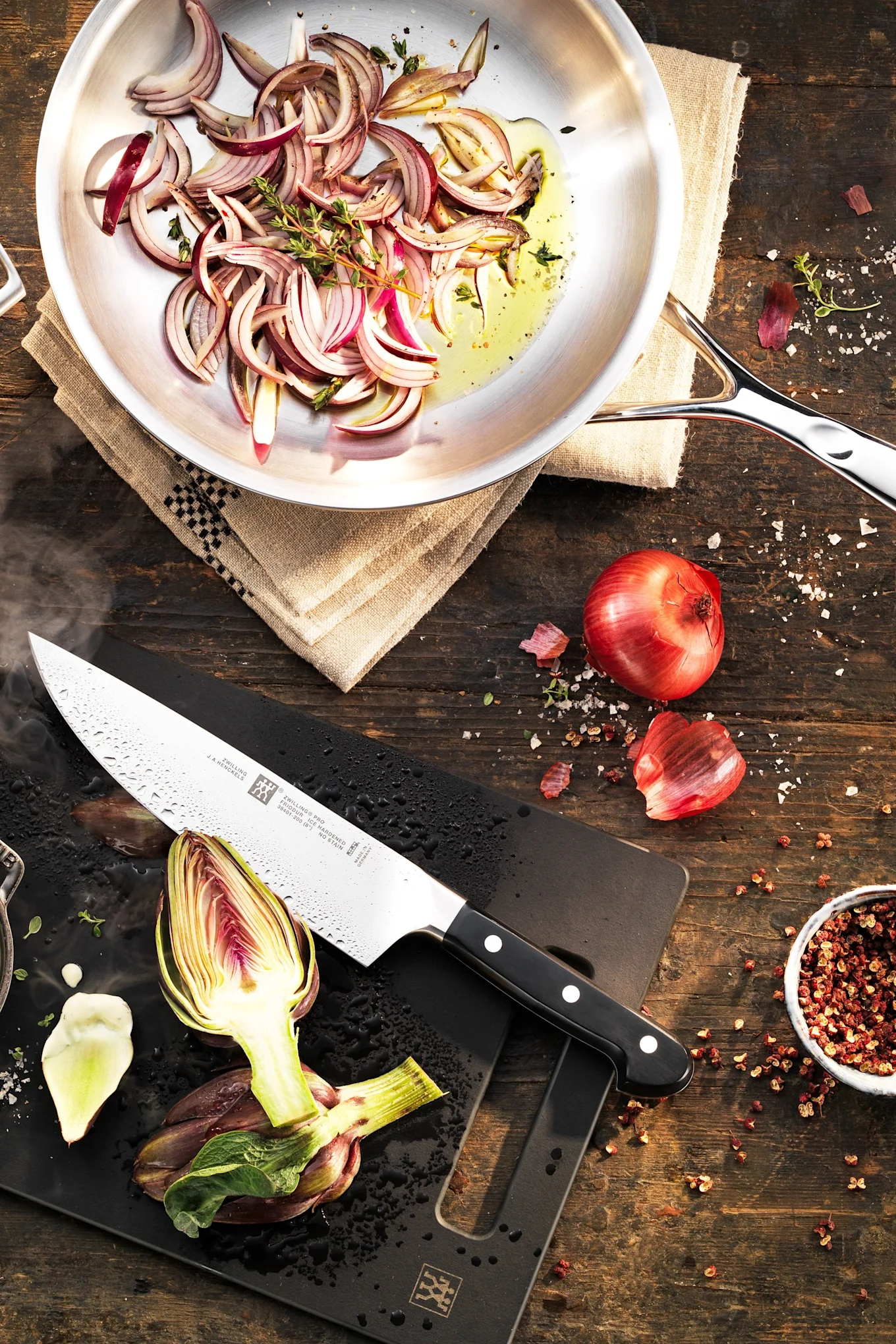 Hier worden uien gesauteerd in de Proline pan van Demeyere.