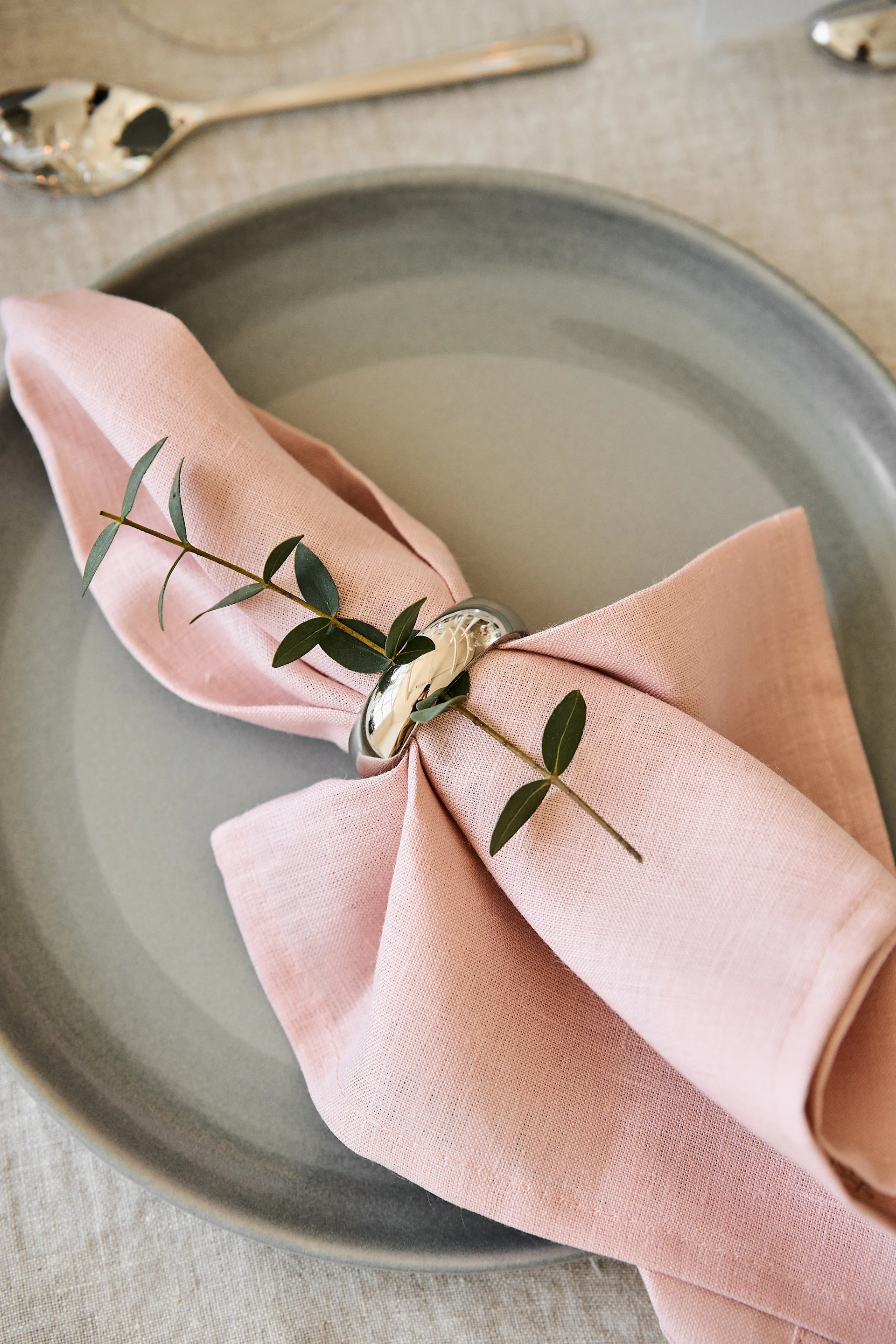 Dek de tafel voor je romantische maaltijd diner in aangename kleuren. Hier zie je de Clean servet in Dusty Rose van Scandi Living liggen op een bord met een servetring.