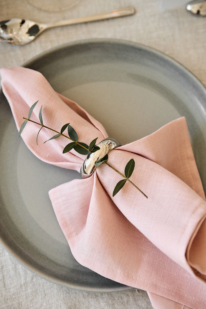 Dek de tafel voor je romantische maaltijd diner in aangename kleuren. Hier zie je de Clean servet in Dusty Rose van Scandi Living liggen op een bord met een servetring.