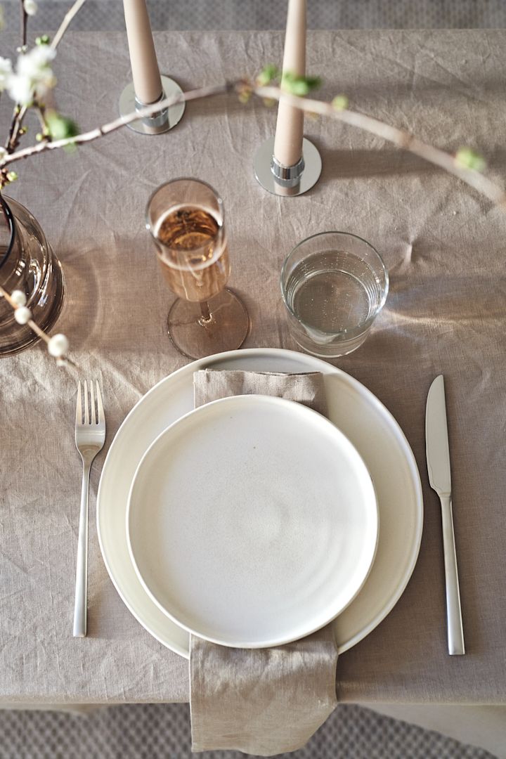 Creëer prachtige feestelijke tafeldekken met de stijlvolle en rustieke porseleinen serie van Sandsbro, glazen van Blomus en linnen tafelkleden en servetten van Scandi Living.