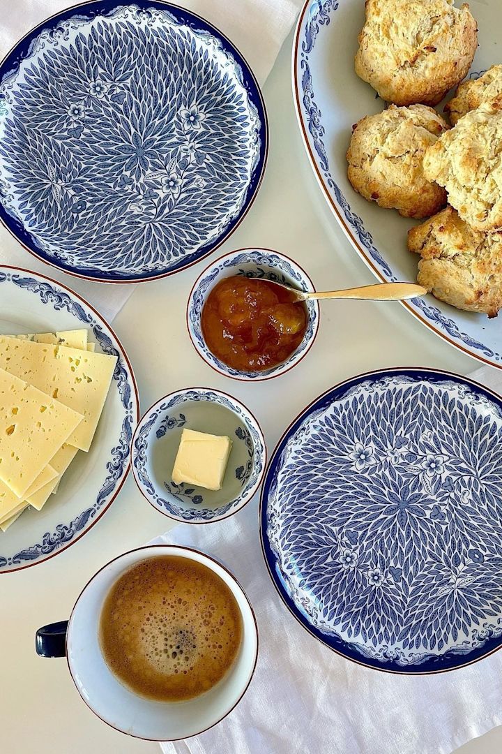 Valentijnsdag thuis: maak een gezellig ontbijt voor je geliefde, met zelfgemaakte broodjes, koffie en jam, geserveerd op het Ostindia servies van Rörstrand zoals @12delar.