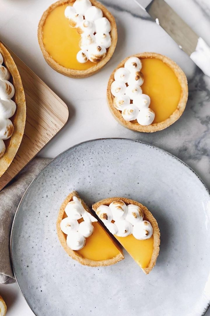 Valentijnsdag thuis - Bak een citroentaart als Valentijnsdessert en serveer deze op een bord uit de Rustic collectie van House Doctor, hier te zien bij @amandaaelizaeats.