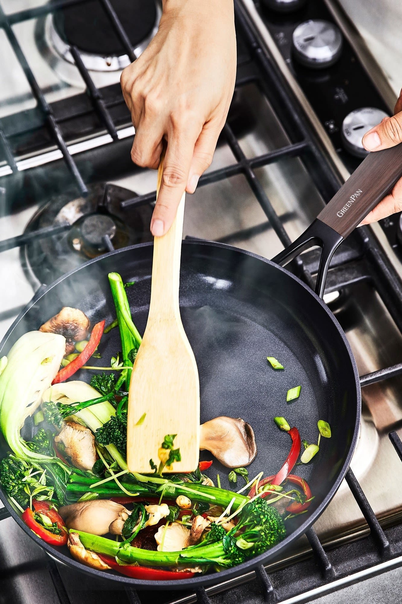 Aziatische groenten worden gebakken in de Eco Smartshape pan van GreenPan.