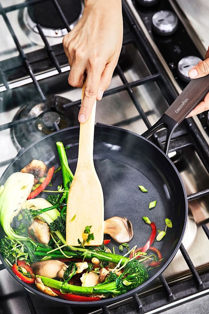 Aziatische groenten worden gebakken in de Eco Smartshape pan van GreenPan.
