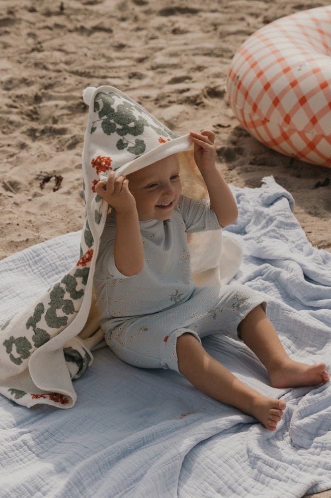 Badhanddoeken met capuchon, zoals de Sand Terry capuchonhanddoek van Garbo&Friends, houden de baby ook na het baden warm, wanneer deze bijzonder gevoelig is voor afkoeling. Daarom zijn handdoeken zoals deze een geweldig cadeau voor een babyshower.
