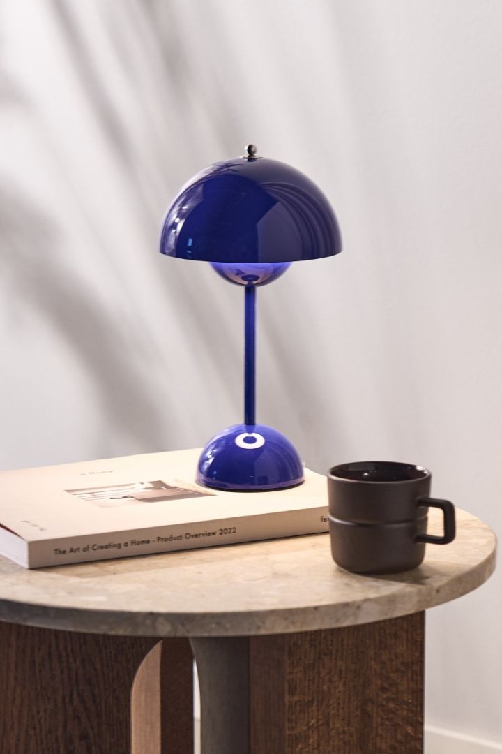Hier zie je de blauwe snoerloze Flowerpot tafellamp VP9 van &Tradition. 